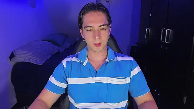 Snapshot of Alex_smith00 chatting on September 11, 11:38 pm Alex smith00 online show from September 11, 11:38 pm