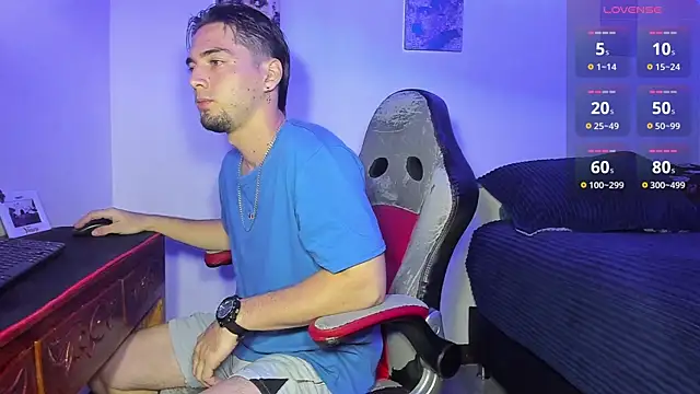 Snapshot of Alex_smith00 chatting on October 14, 11:05 pm Alex smith00 online show from October 14, 11:05 pm