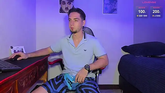 Snapshot of Alex_smith00 chatting on October 17, 10:56 pm Alex smith00 online show from October 17, 10:56 pm