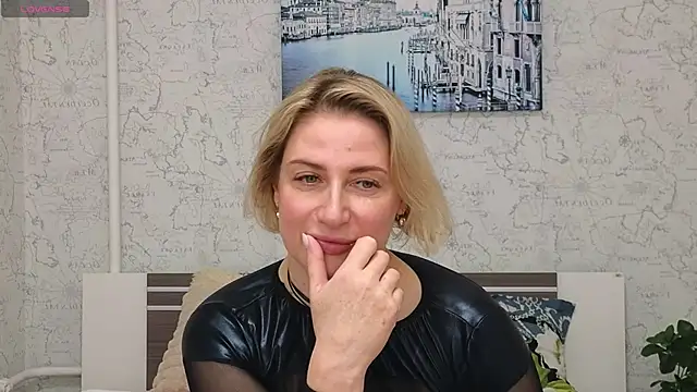 Snapshot of Lady_Murenza chatting on February 17, 10:25 pm Lady Murenza online show from February 17, 10:25 pm