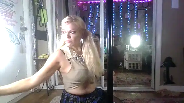Snapshot of marilyn420 chatting on June 14, 7:10 am marilyn420 online show from June 14, 7:10 am