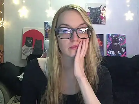 Snapshot of SecretSophia chatting on December 4, 1:53 pm SecretSophia online show from December 4, 1:53 pm