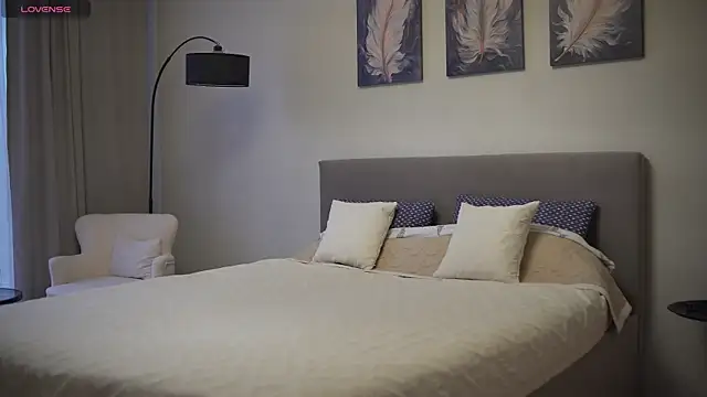 Danielle Thomas online show from September 18, 9:44 am