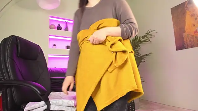 Snapshot of BattyMoll chatting on February 10, 2:41 am BattyMoll online show from February 10, 2:41 am