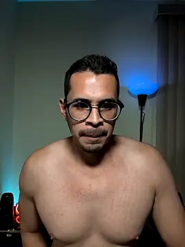 Snapshot of towers_j chatting on November 18, 12:05 am towers j online show from November 18, 12:05 am