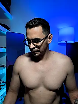 Snapshot of towers_j chatting on December 17, 10:38 pm towers j online show from December 17, 10:38 pm