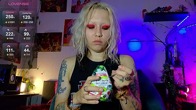 Snapshot of olivecum chatting on March 3, 1:28 pm olivecum online show from March 3, 1:28 pm