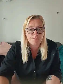 Snapshot of winniess40 chatting on June 2, 9:11 am winniess40 online show from June 2, 9:11 am