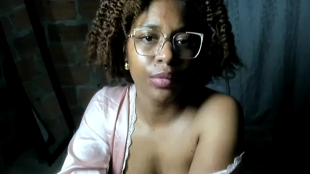 Snapshot of thaimy_ chatting on June 25, 5:12 am thaimy online show from June 25, 5:12 am