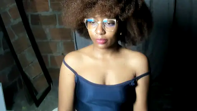 Snapshot of thaimy_ chatting on June 30, 2:45 am thaimy online show from June 30, 2:45 am