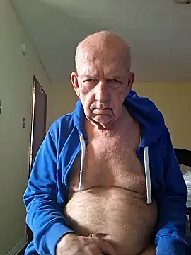 Snapshot of Strap_ chatting on April 16, 3:57 pm Strap online show from April 16, 3:57 pm