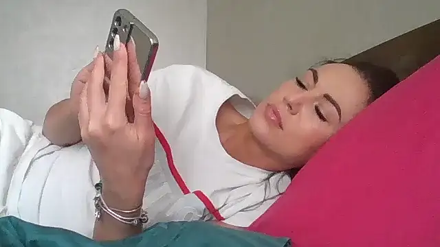 Snapshot of JulianaGold1 chatting on February 6, 12:05 pm JulianaGold1 online show from February 6, 12:05 pm