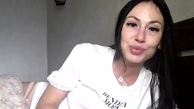 Snapshot of JulianaGold1 chatting on November 19, 9:26 pm JulianaGold1 online show from November 19, 9:26 pm