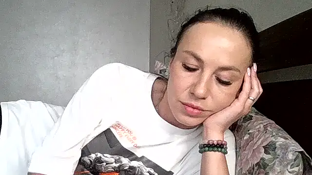 JulianaGold1 online show from June 12, 2:05 pm