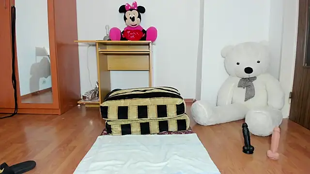 Snapshot of AnneQueen chatting on December 18, 8:42 am AnneQueen online show from December 18, 8:42 am