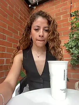 Snapshot of alana15 chatting on June 5, 9:20 pm alana15 online show from June 5, 9:20 pm