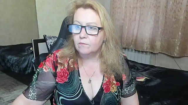 Snapshot of Frau_Marta chatting on December 2, 11:15 am Frau Marta online show from December 2, 11:15 am