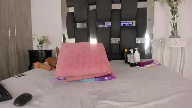 Snapshot of tanyyaa chatting on March 5, 12:27 am tanyyaa online show from March 5, 12:27 am