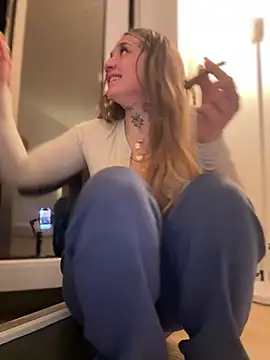 Snapshot of chloetease chatting on December 16, 11:39 pm chloetease online show from December 16, 11:39 pm