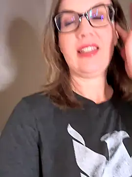 Snapshot of MaiseKnox chatting on November 8, 12:11 am MaiseKnox online show from November 8, 12:11 am