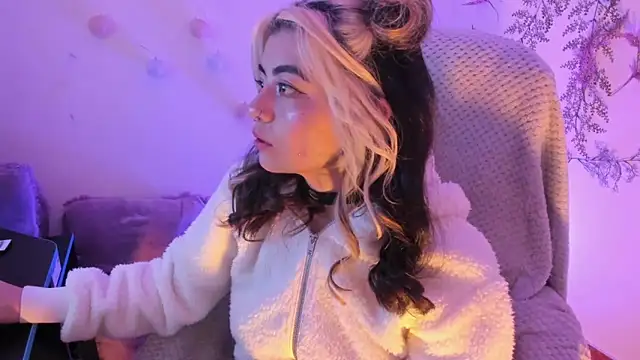 Snapshot of Sammysammy_ chatting on December 5, 9:28 am Sammysammy online show from December 5, 9:28 am