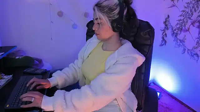 Snapshot of Sammysammy_ chatting on February 8, 4:14 am Sammysammy online show from February 8, 4:14 am