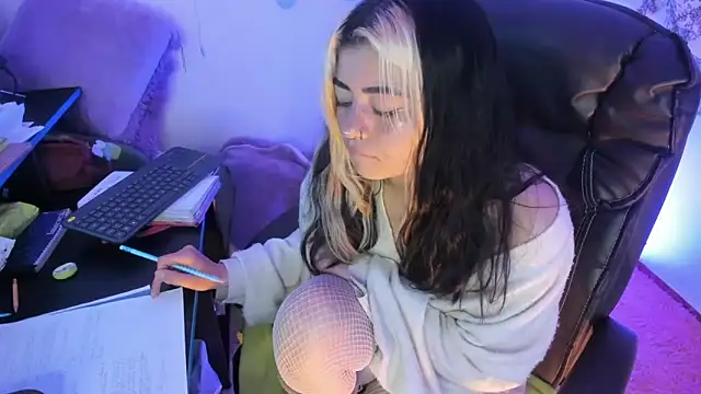 Snapshot of Sammysammy_ chatting on February 11, 6:40 am Sammysammy online show from February 11, 6:40 am