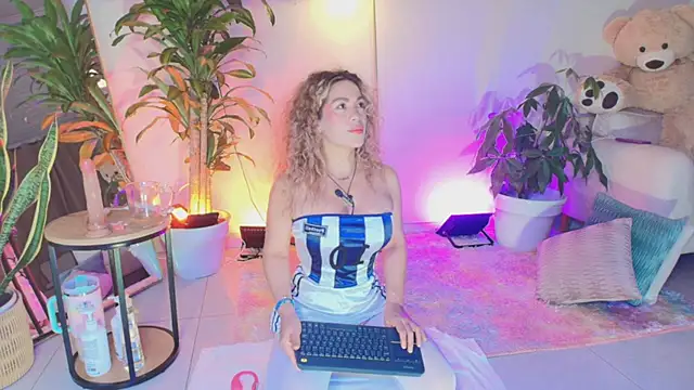 Snapshot of erotik_lady chatting on June 7, 4:38 am erotik lady online show from June 7, 4:38 am