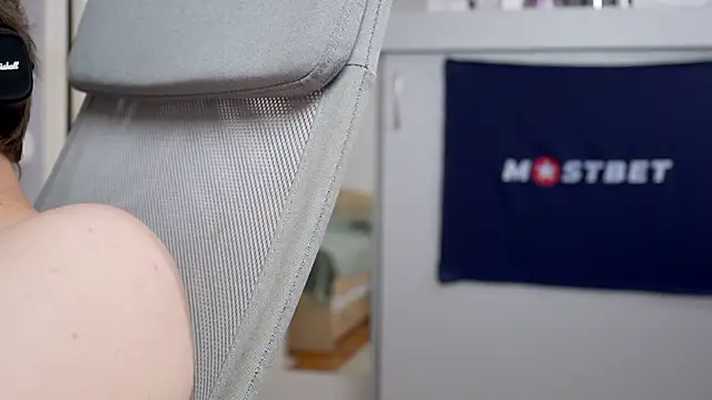 foxeslovefoxes online show from December 20, 12:16 pm