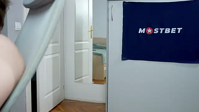 foxeslovefoxes online show from January 6, 4:23 pm