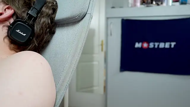 foxeslovefoxes online show from January 7, 12:09 pm