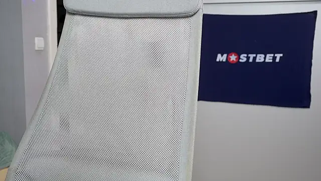 foxeslovefoxes online show from January 28, 6:07 pm