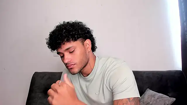 Snapshot of Alessandro_Vanni chatting on February 18, 12:39 pm Alessandro Vanni online show from February 18, 12:39 pm