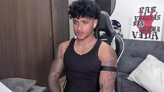 Snapshot of Alessandro_Vanni chatting on October 3, 11:13 pm Alessandro Vanni online show from October 3, 11:13 pm