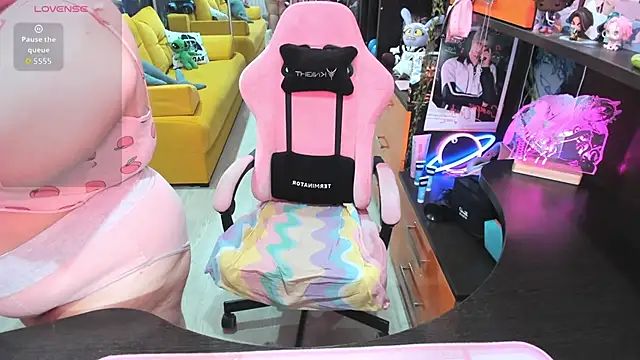 Softie Sofy online show from June 18, 2:23 am