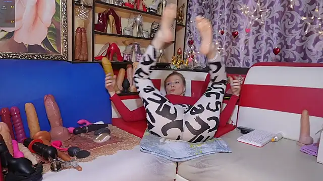 Snapshot of callme_Anna chatting on November 16, 10:15 pm callme Anna online show from November 16, 10:15 pm