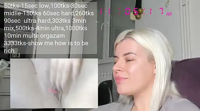 Snapshot of queenofthenighttt chatting on December 10, 10:06 am queenofthenighttt online show from December 10, 10:06 am