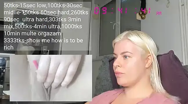 Snapshot of queenofthenighttt chatting on December 18, 8:42 am queenofthenighttt online show from December 18, 8:42 am