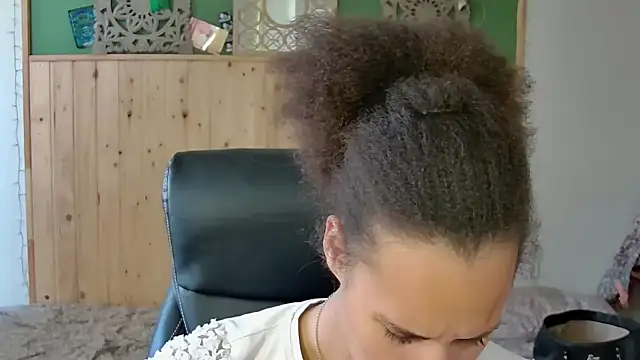 Snapshot of AaliyahHarris chatting on May 25, 1:39 pm AaliyahHarris online show from May 25, 1:39 pm