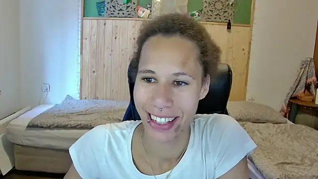 Snapshot of AaliyahHarris chatting on May 29, 4:38 pm AaliyahHarris online show from May 29, 4:38 pm