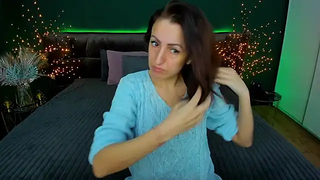 Snapshot of Rebecca_Diamond chatting on February 2, 6:37 am Rebecca Diamond online show from February 2, 6:37 am