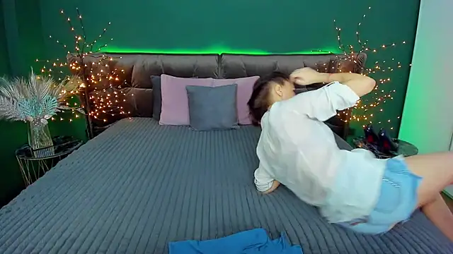 Snapshot of Rebecca_Diamond chatting on February 9, 6:43 am Rebecca Diamond online show from February 9, 6:43 am