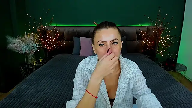 Snapshot of Rebecca_Diamond chatting on February 18, 9:32 am Rebecca Diamond online show from February 18, 9:32 am