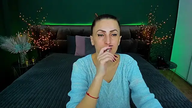 Snapshot of Rebecca_Diamond chatting on February 19, 6:44 am Rebecca Diamond online show from February 19, 6:44 am