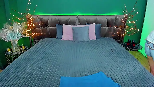 Snapshot of Rebecca_Diamond chatting on February 24, 6:49 am Rebecca Diamond online show from February 24, 6:49 am