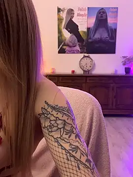 Snapshot of Cute-Alice chatting on December 5, 8:05 pm Cute-Alice online show from December 5, 8:05 pm