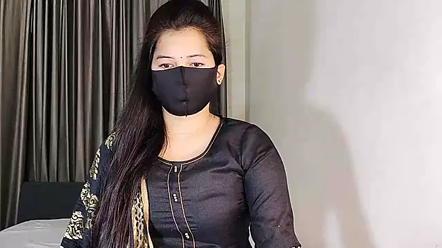 YourLovelyQueen online show from January 13, 5:23 am