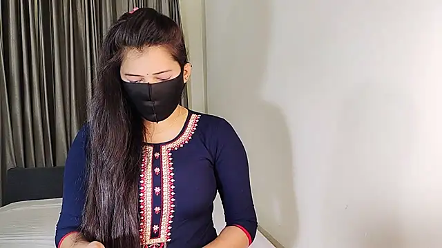 YourLovelyQueen online show from January 18, 3:53 am