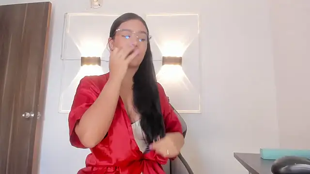Hanna Risso online show from June 9, 6:30 pm