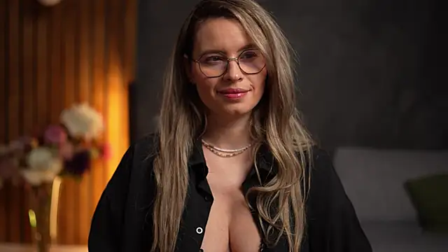 BrandyWhite online show from December 16, 5:45 am